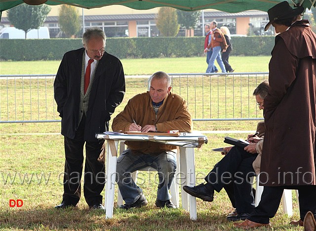 140.jpg - Foto d'Ambiente. Gli esami da allievi giudici. Rino Maestroni sotto lo sguardo severo degli esamintatori